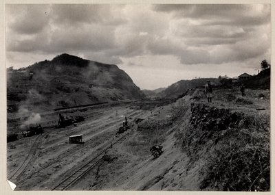 Ansicht von Ausrüstung und Eisenbahnschienen im Panamakanal während des Baus, 1912 oder 1913 von Byron Company